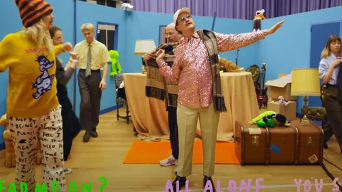 Myd nage en plein bonheur dans le clip de "The Sun"